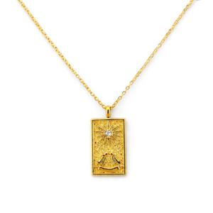 Goldene rechteckige Halskette mit strukturierter Gravur und Sonnenmotiv Anhänger auf weißem Hintergrund