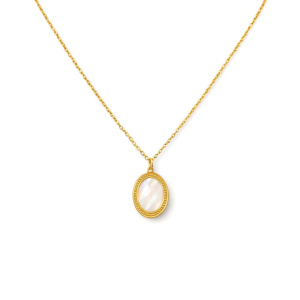 Goldene Halskette mit ovalem Anhänger auf weißem Hintergrund