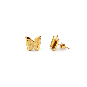 Goldene Schmetterling Ohrstecker, filigrane Damen Ohrringe in glänzendem Design auf weißem Hintergrund