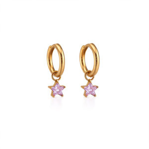 Goldene Stern Ohrstecker mit rosa Stein, kleine filigrane Damen Ohrringe auf weißem Hintergrund